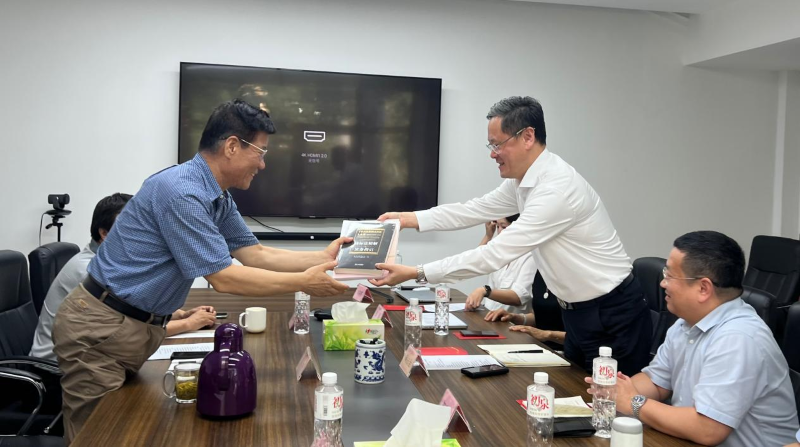 图为北京律协副会长胡占全向中华商标协会赠书.png