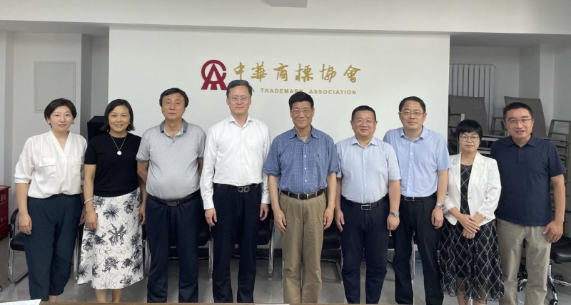 图为与会人员合影.png