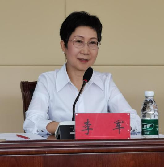 图为婚家委李军丽人主持会议.png