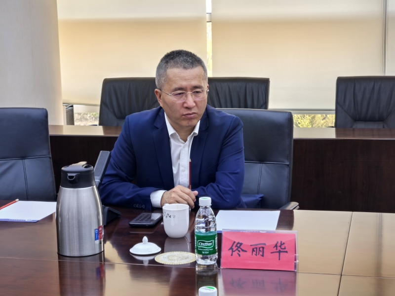 图为副会长佟丽华讲话.jpg